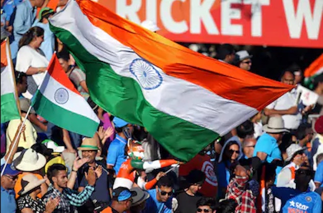 Indian-cricket-fans-wave-flag